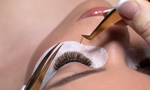 Formation de 2 jours sur la pose d'extension de cil "Volume russe" pour un regard plus glamour.