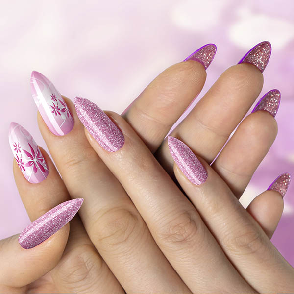 Magnifique pose de popits sur ongles, couleur rose pailleté et décor fleur nail'art.