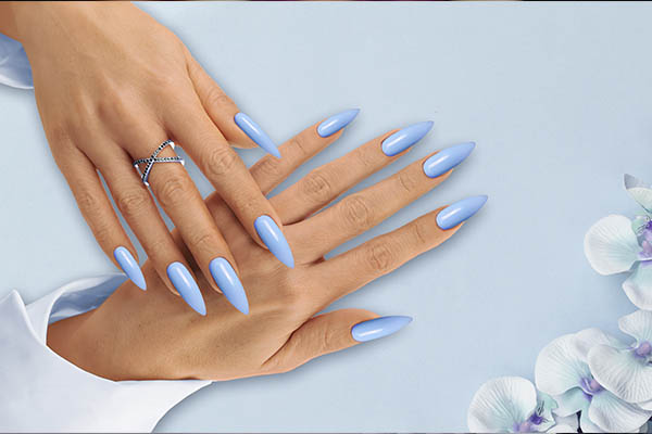 Belles mains aux longs ongles grâce à la pose de capsules américaines et semi-permanent bleu ciel.