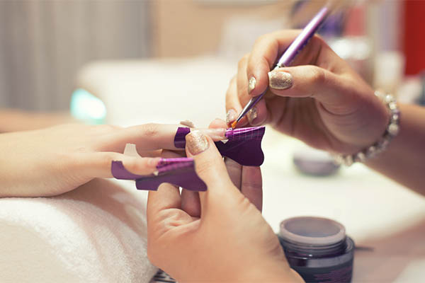 Mise en place de papier chablon pour permettre la pose d'extension d'ongles.