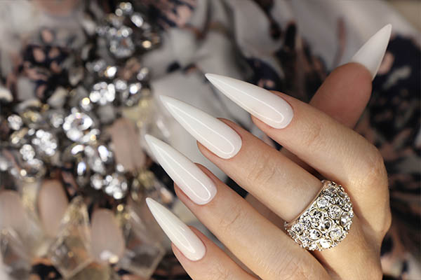 Des superbes longs ongles avec les popits, manucurés en forme styletto.